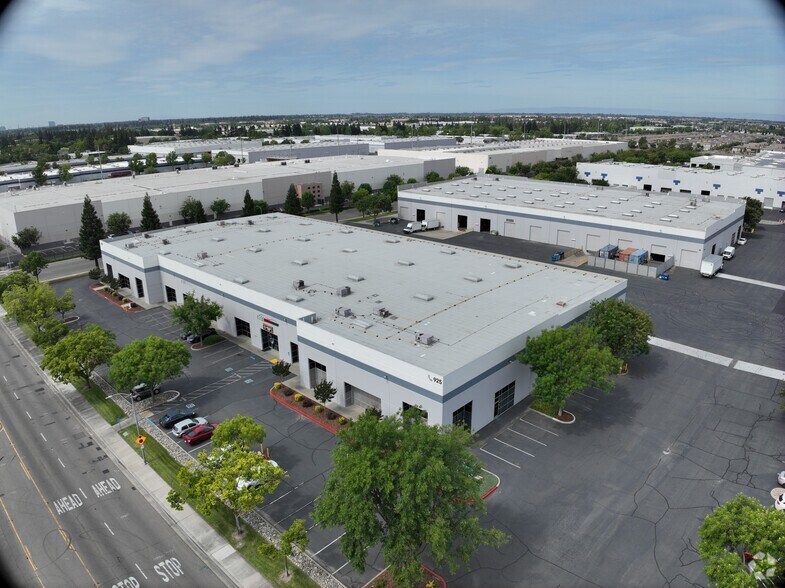 925 National Dr, Sacramento, CA à louer - Communauté Matterport - Image 2 de 10