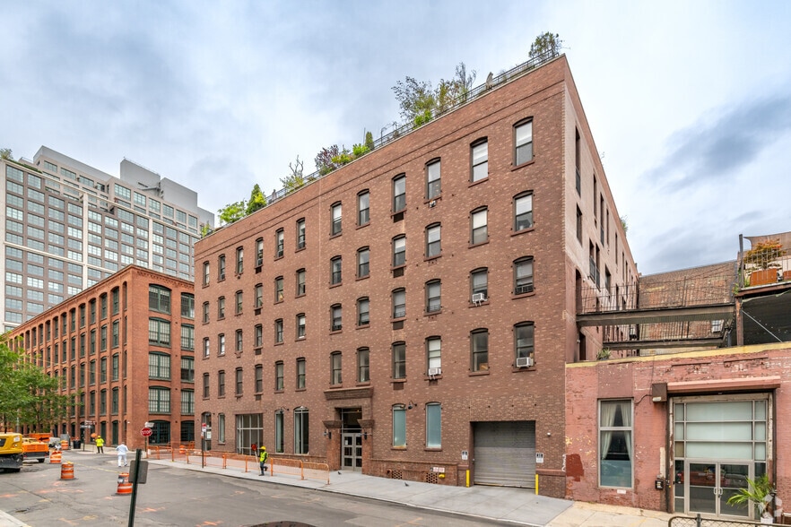 215 Water St, Brooklyn, NY à louer - Photo du bâtiment - Image 2 de 4