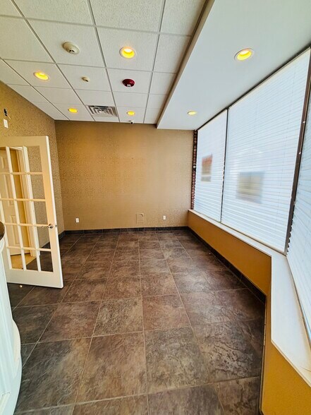 673 Glen Cove Ave, Glen Head, NY à louer - Photo du bâtiment - Image 3 de 6
