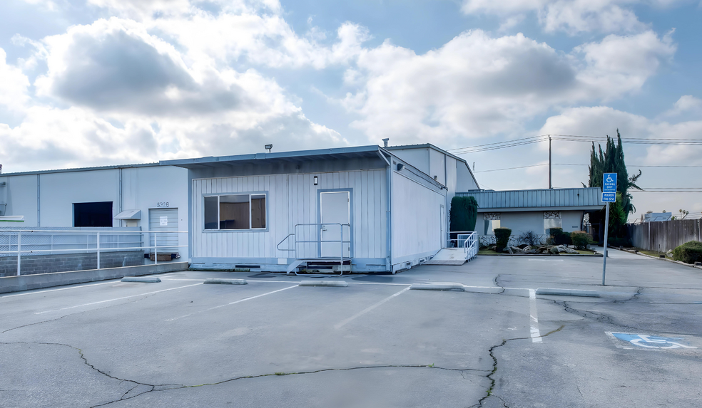 5326 E Pine Ave, Fresno, CA for lease - Building Photo - Image 2 of 9