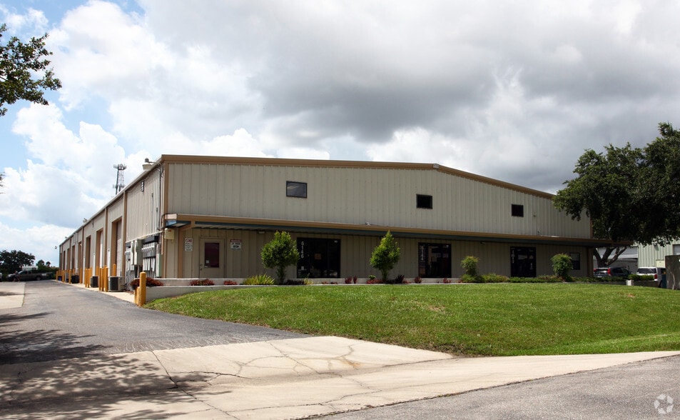 6146 Clark Center Ave, Sarasota, FL for lease - Building Photo - Image 2 of 3