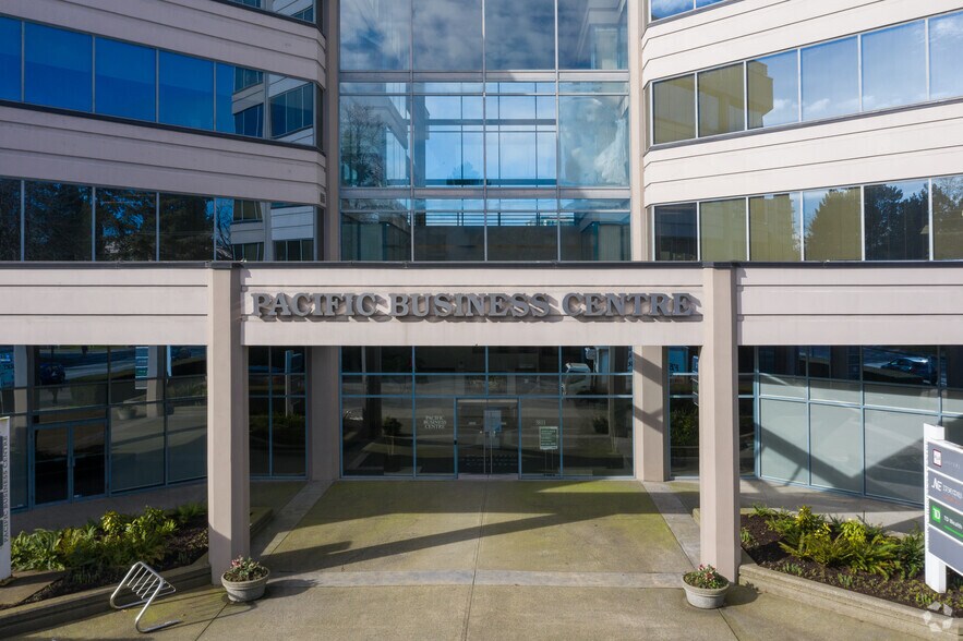 5811 Cooney Rd, Richmond, BC à louer - Photo du bâtiment - Image 2 de 5