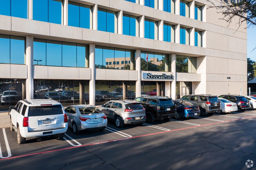 4200 S Hulen St, Fort Worth, TX à louer - Photo du bâtiment - Image 2 de 7