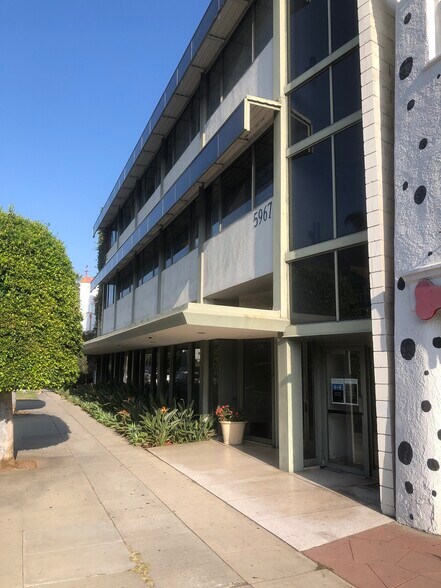 5967 W 3rd St, Los Angeles, CA à louer - Photo du bâtiment - Image 2 de 6