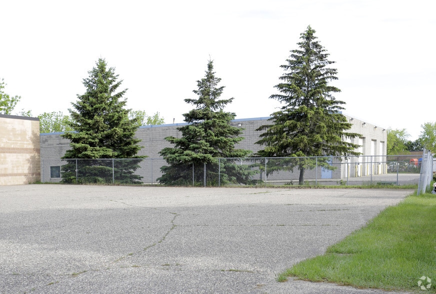 9141-9159 NE Isanti St, Blaine, MN for lease - Building Photo - Image 3 of 10