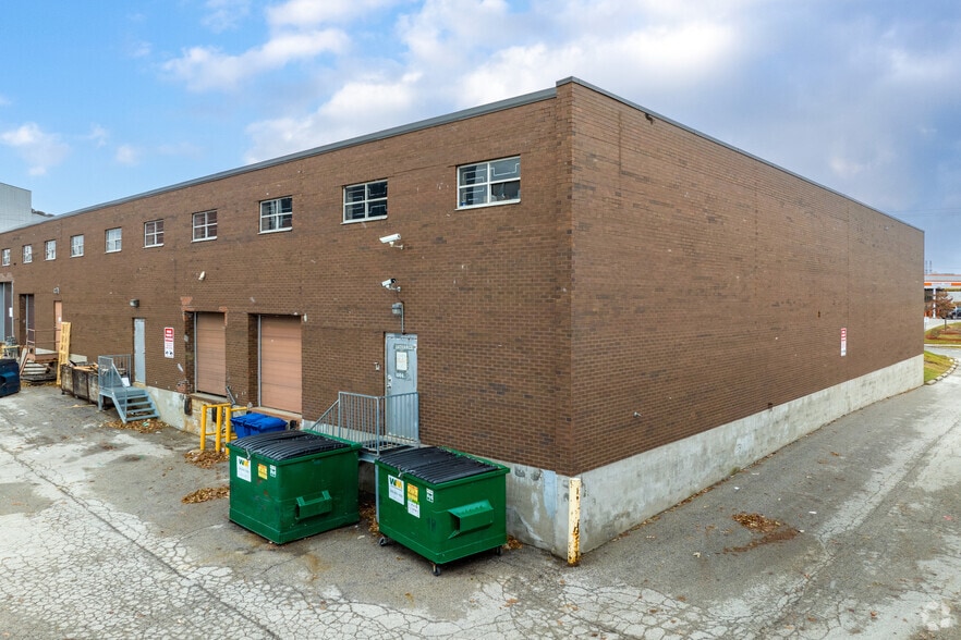 1006 Magnetic Dr, Toronto, ON à louer - Photo du bâtiment - Image 2 de 4
