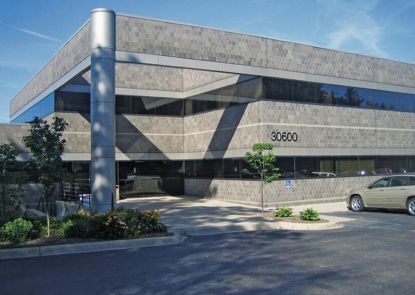 30500 Northwestern Hwy, Farmington Hills, MI à louer - Photo du bâtiment - Image 3 de 7