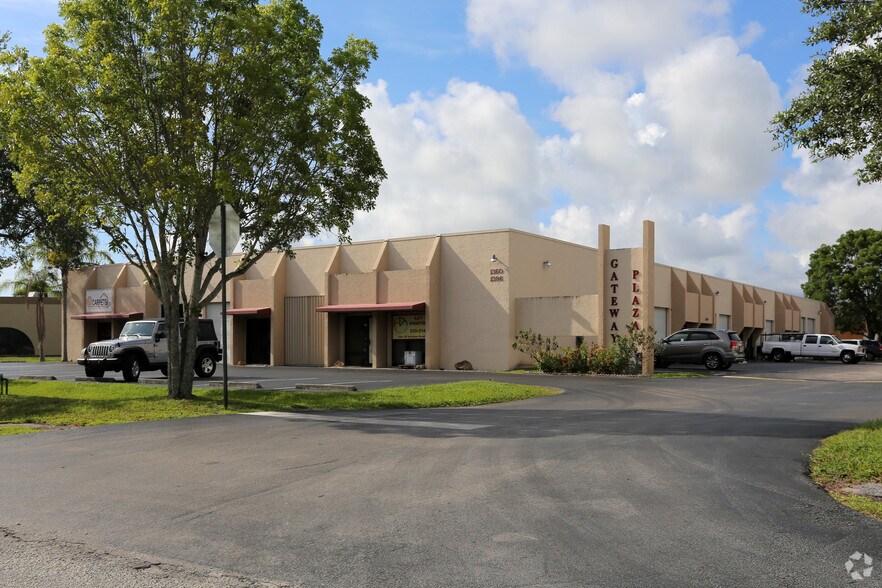 1360-1396 SE Huffman Rd, Port Saint Lucie, FL à louer - Photo du bâtiment - Image 3 de 26