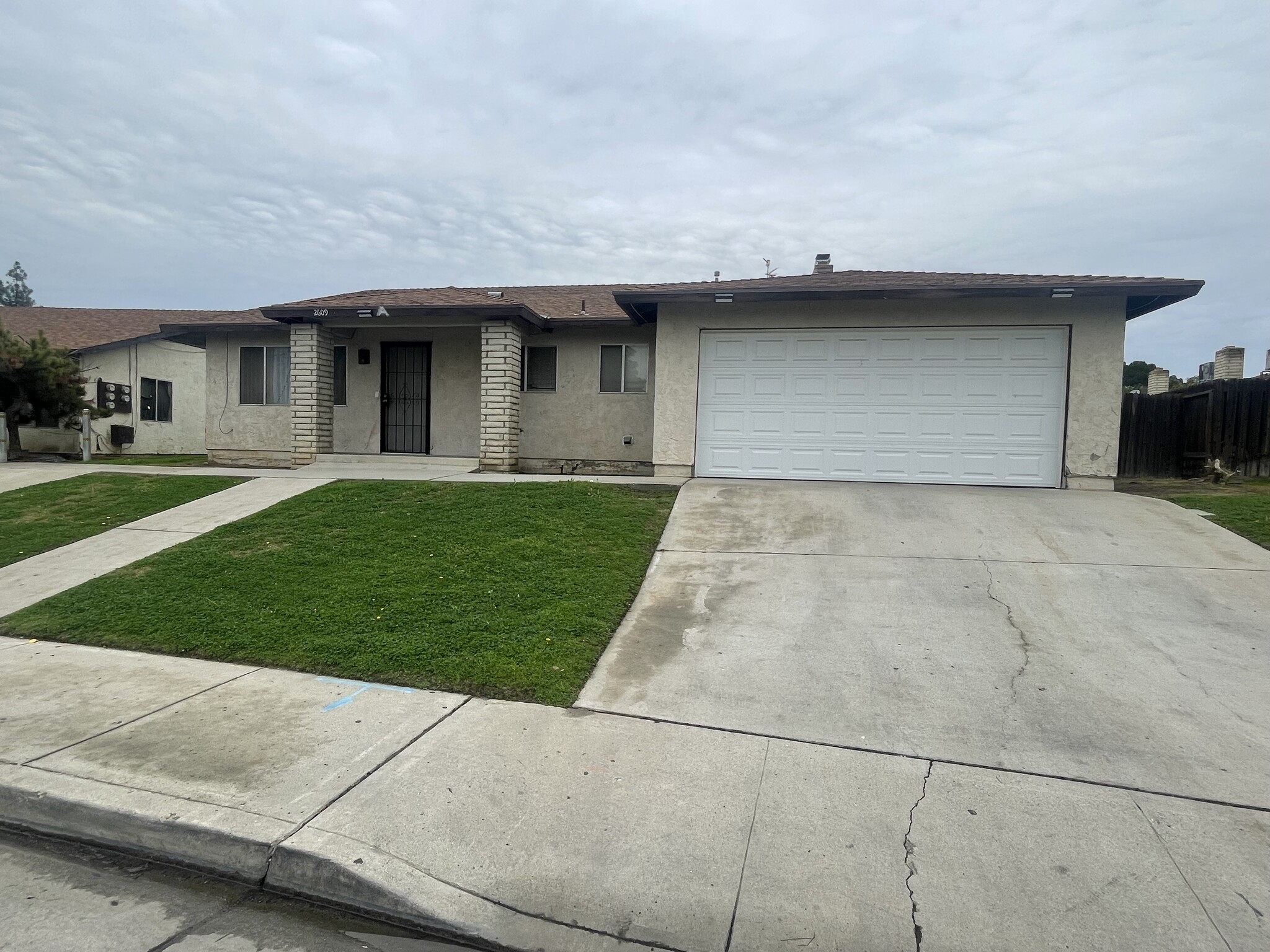 2301 Westholme Blvd, Bakersfield, CA for sale Primary Photo- Image 1 of 2