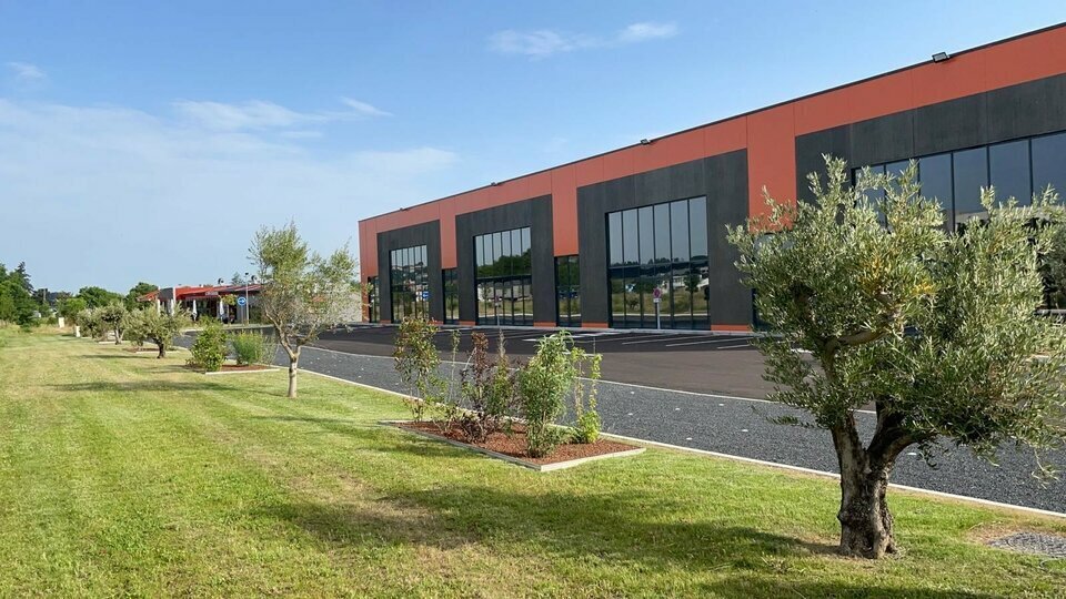 Retail in Saint-Quentin-Fallavier for lease - Building Photo - Image 2 of 6