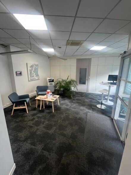 Retail in Rennes for lease - Interior Photo - Image 2 of 10