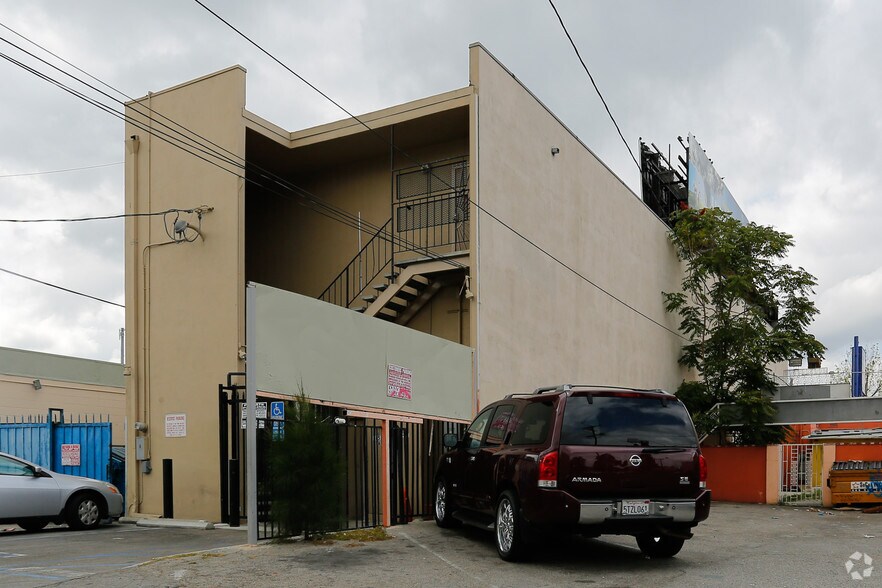 18511 Sherman Way, Reseda, CA à louer - Photo du bâtiment - Image 2 de 18