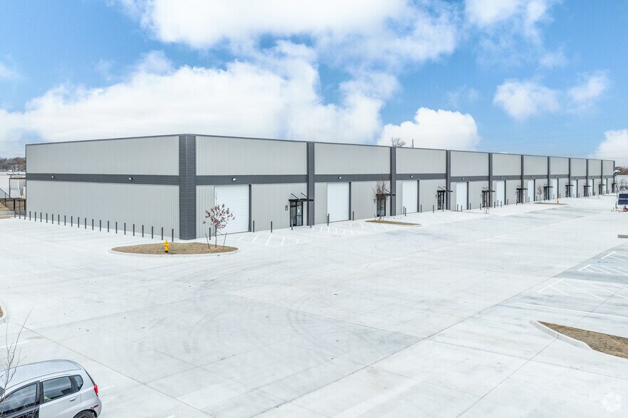 Midtown Industrial Park for Sale portefeuille de 4 propriétés à vendre sur LoopNet.ca - Photo principale - Image 2 de 10