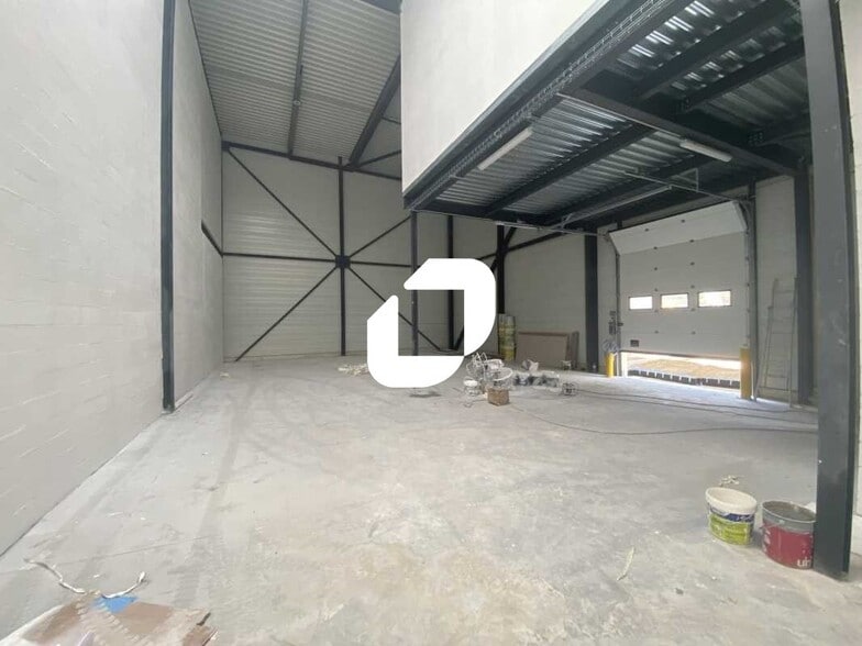 Flex in Pontoise for lease - Building Photo - Image 1 of 8