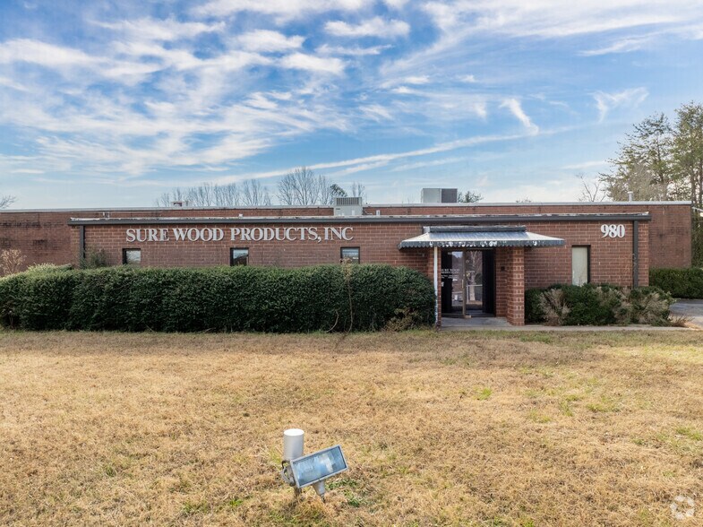 980 3rd Ave SE, Hickory, NC à vendre - Photo du bâtiment - Image 2 de 30