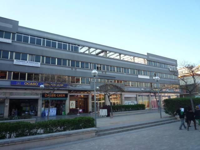 Bureau/Commerce de détail dans Vilanova i la Geltrú, Barcelona à louer - Photo du bâtiment - Image 2 de 2