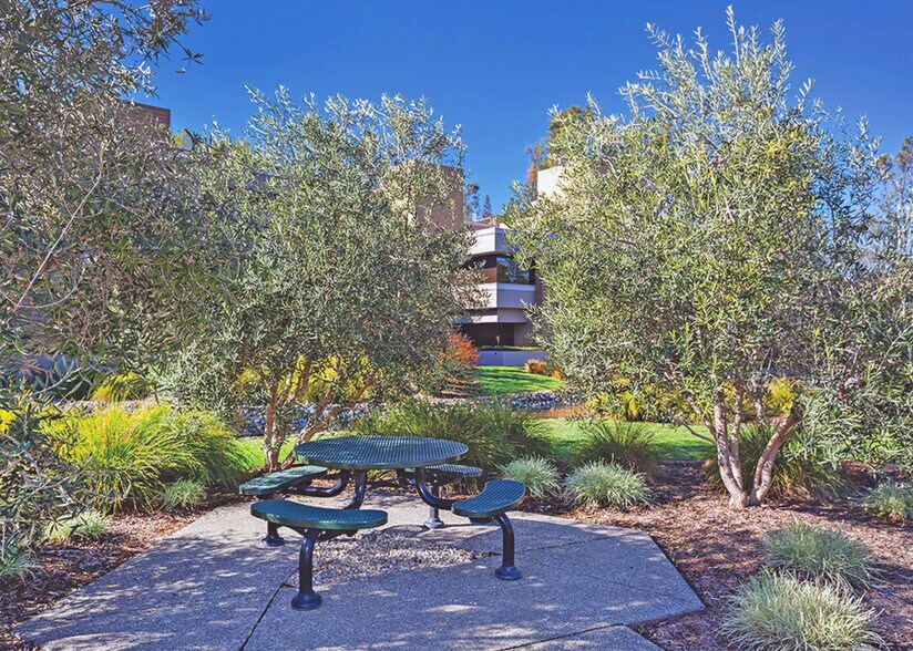 2455 Bennett Valley Rd, Santa Rosa, CA à louer - Photo du bâtiment - Image 3 de 3