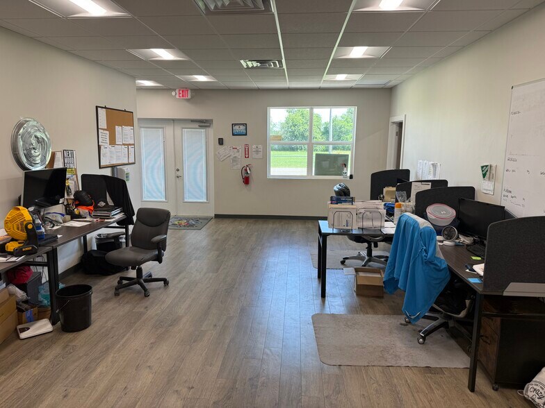 Industrial Portfolio 10 Year NNN Lease portefeuille de 2 propriétés à vendre sur LoopNet.ca - Photo du bâtiment - Image 3 de 32