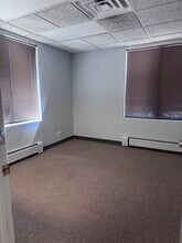 11-21 N Skokie Hwy, Lake Bluff, IL for lease Interior Photo- Image 2 of 7
