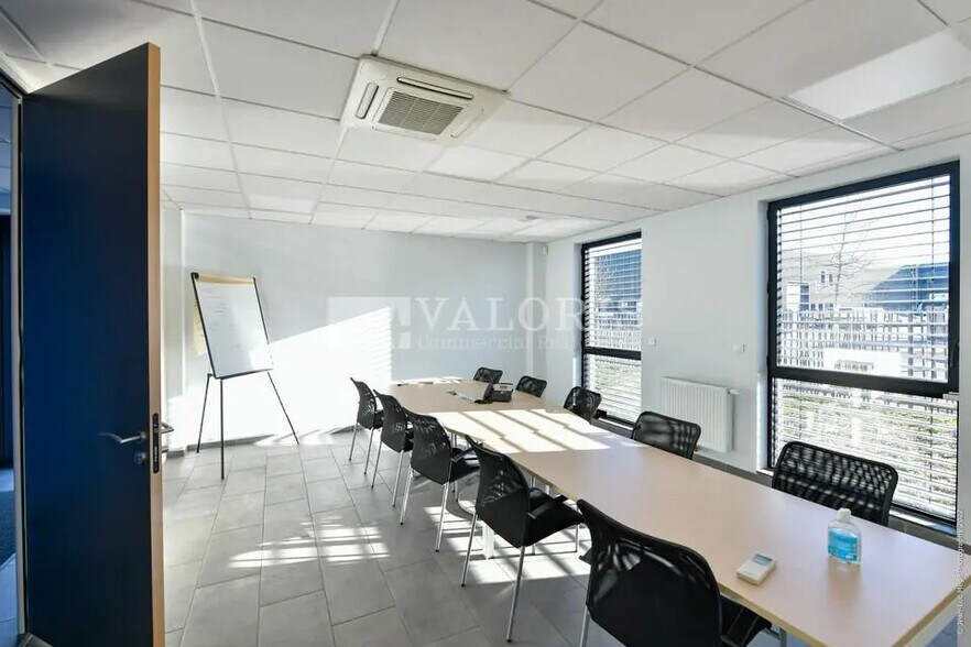 Flex in Genas for lease - Interior Photo - Image 3 of 8