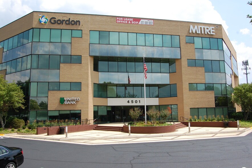 4501 Daly Dr, Chantilly, VA à louer - Photo du bâtiment - Image 2 de 10