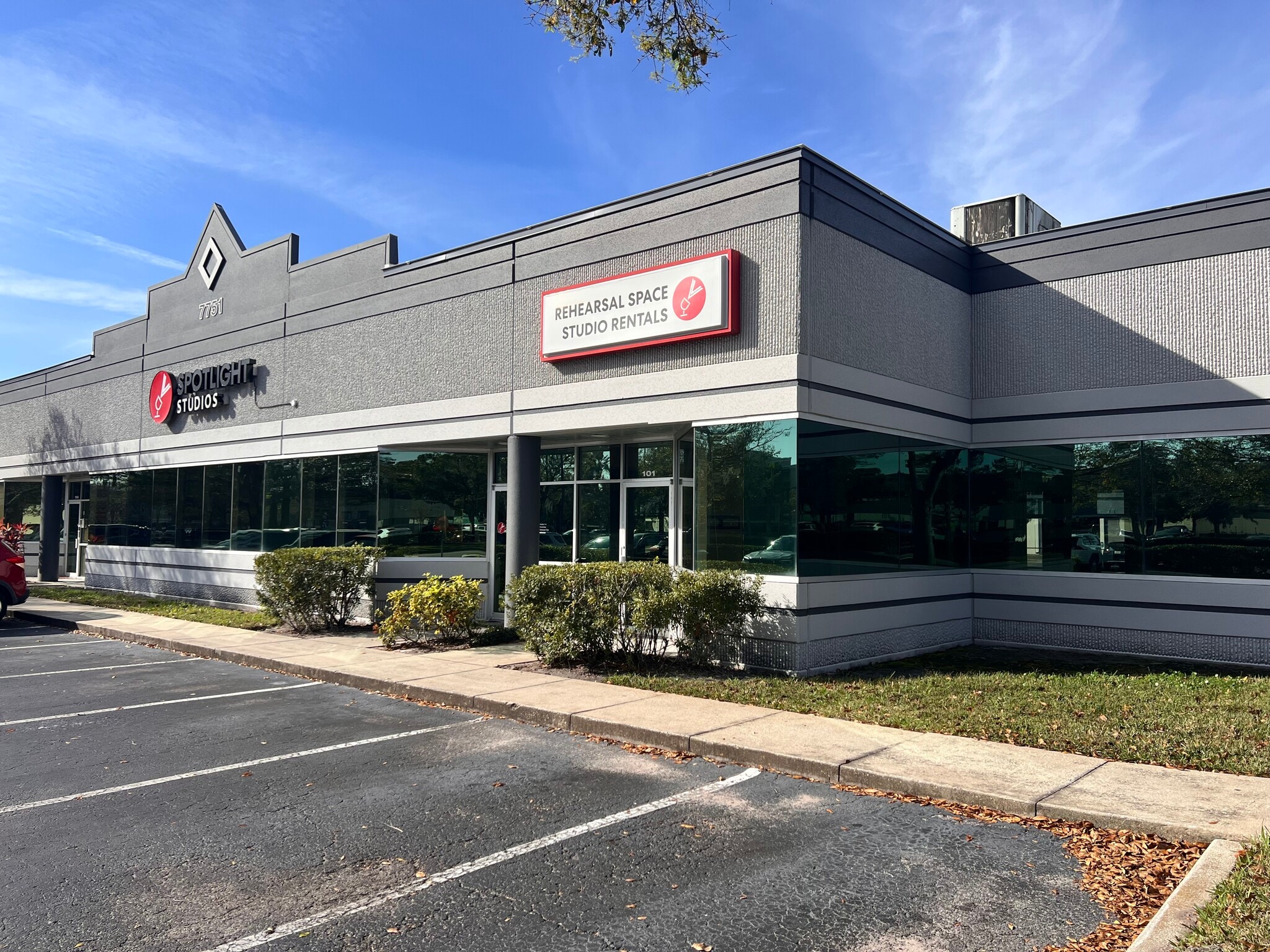 7751 Kingspointe Pky, Orlando, FL for lease Primary Photo- Image 1 of 108
