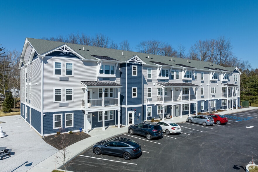 35 Violet Ave, Poughkeepsie, NY for lease - Primary Photo - Image 1 of 19