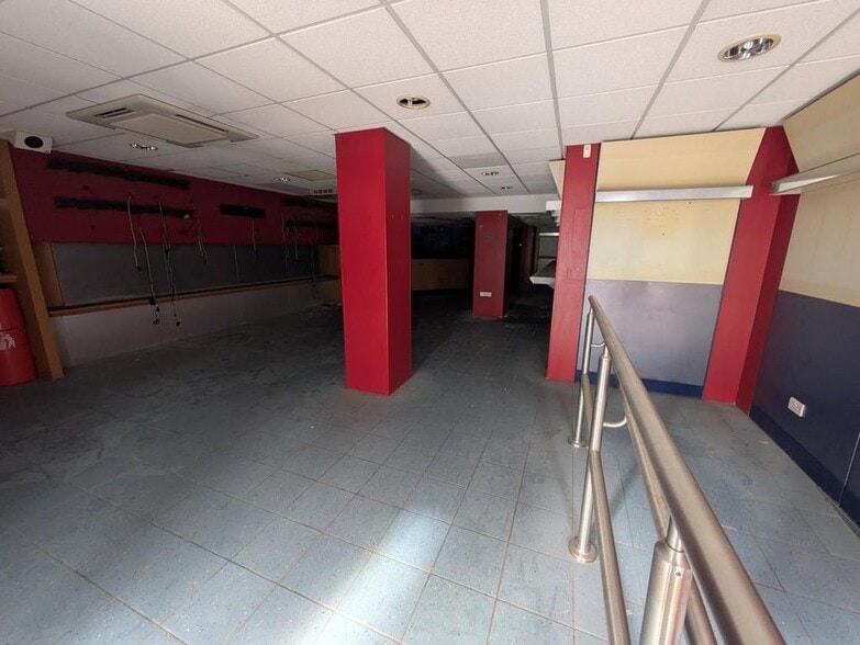 221-227 High St, Guildford à louer - Photo du bâtiment - Image 2 de 4