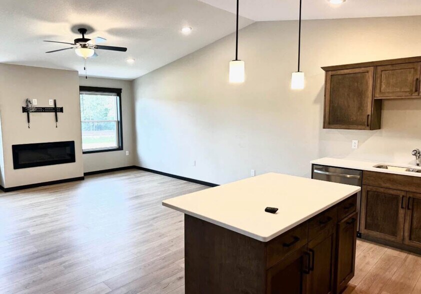 725 Glacier Dr, Altoona, WI à vendre - Photo du bâtiment - Image 3 de 9
