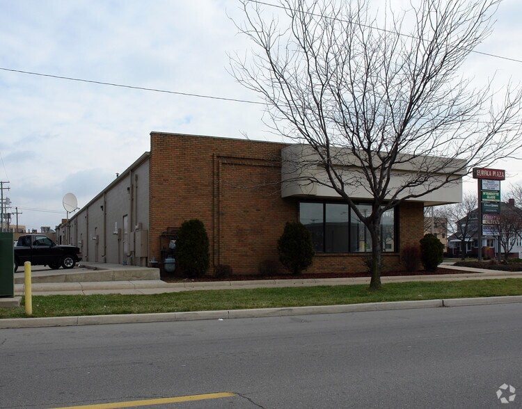330-364 Eureka Ave, Wyandotte, MI à louer - Photo du bâtiment - Image 2 de 3