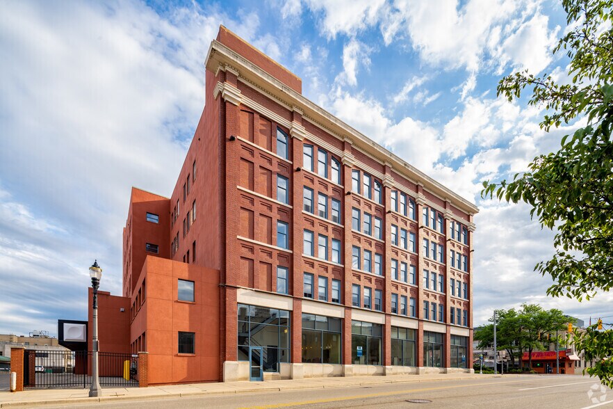 401 S Washington Sq, Lansing, MI à louer - Photo du bâtiment - Image 3 de 28