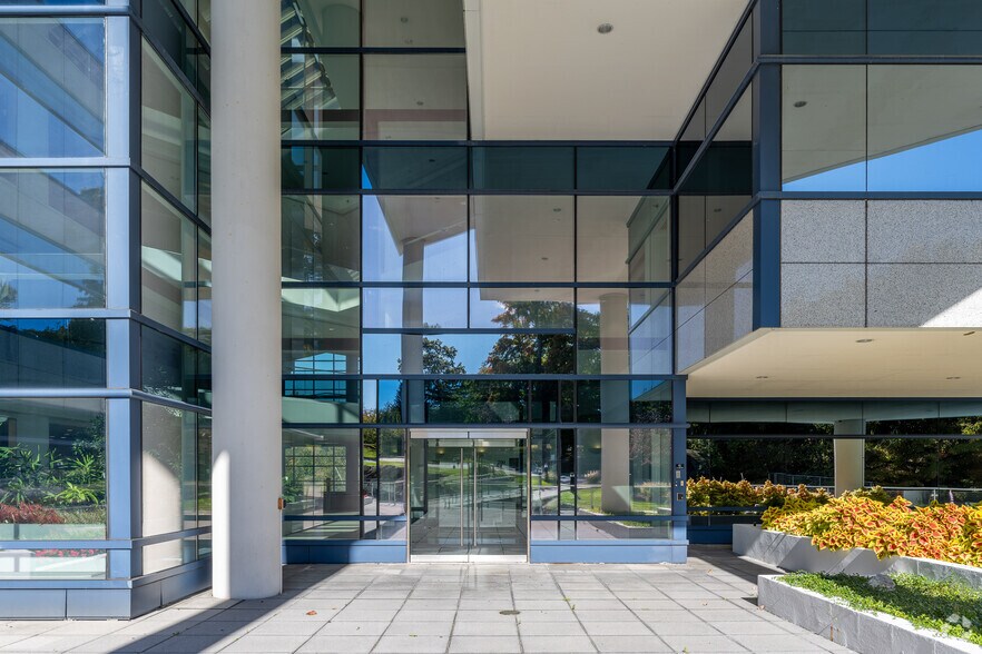 200 Summit Lake Dr, Valhalla, NY à louer - Photo du bâtiment - Image 3 de 14