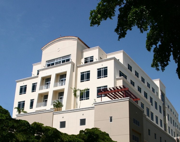 135 San Lorenzo Ave, Coral Gables, FL à vendre - Photo du bâtiment - Image 3 de 14