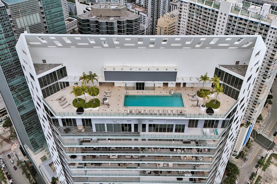 1300 Brickell Bay Dr, Miami, FL à vendre - Photo du bâtiment - Image 2 de 8