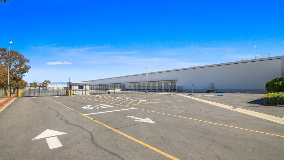 2501 E Orangethorpe Ave, Fullerton, CA à louer - Photo du bâtiment - Image 2 de 11