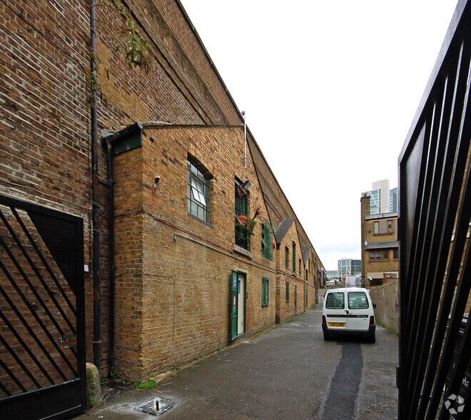 1-4 Christina St, Londres à vendre - Photo du bâtiment - Image 3 de 17