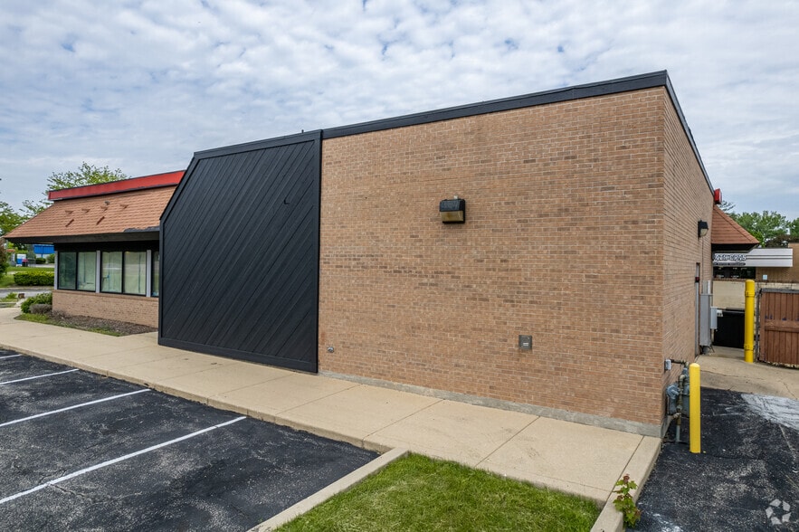 920 Lake St, Roselle, IL for lease - Building Photo - Image 2 of 6