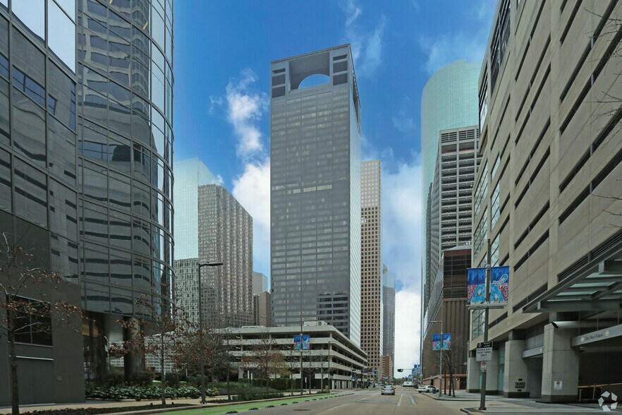 1111 Louisiana St, Houston, TX à louer - Photo du bâtiment - Image 2 de 5
