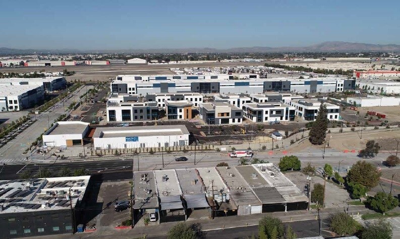 3001 N Hollywood Way, Burbank, CA à louer Photo du bâtiment- Image 1 de 29