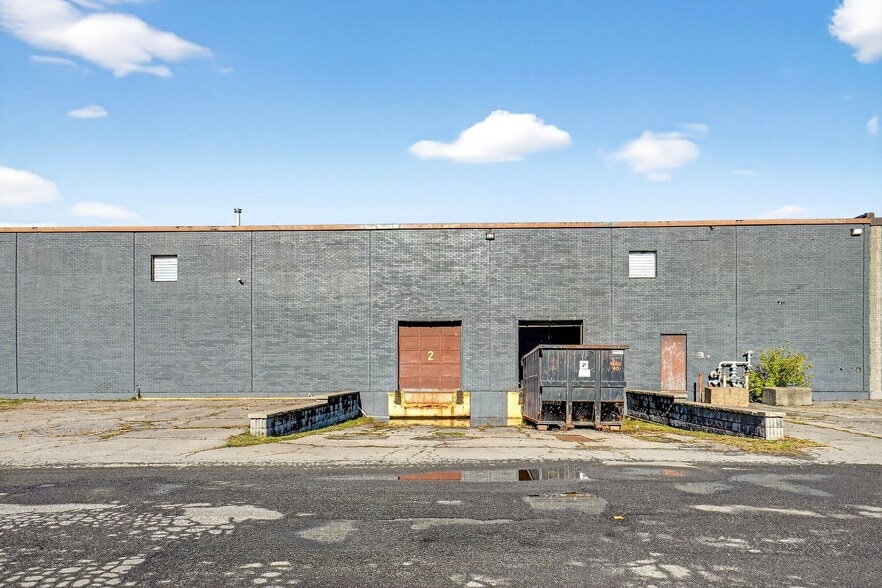 3435 Boul Pitfield, Montréal, QC à louer - Photo du bâtiment - Image 3 de 11