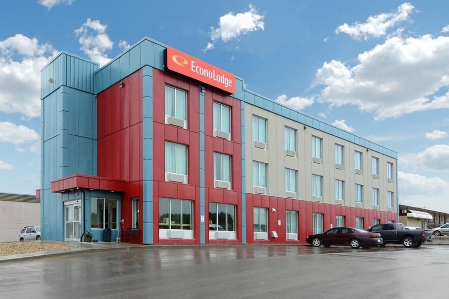 104 Highway Ave, Fox Creek, AB à vendre - Photo du bâtiment - Image 1 de 1