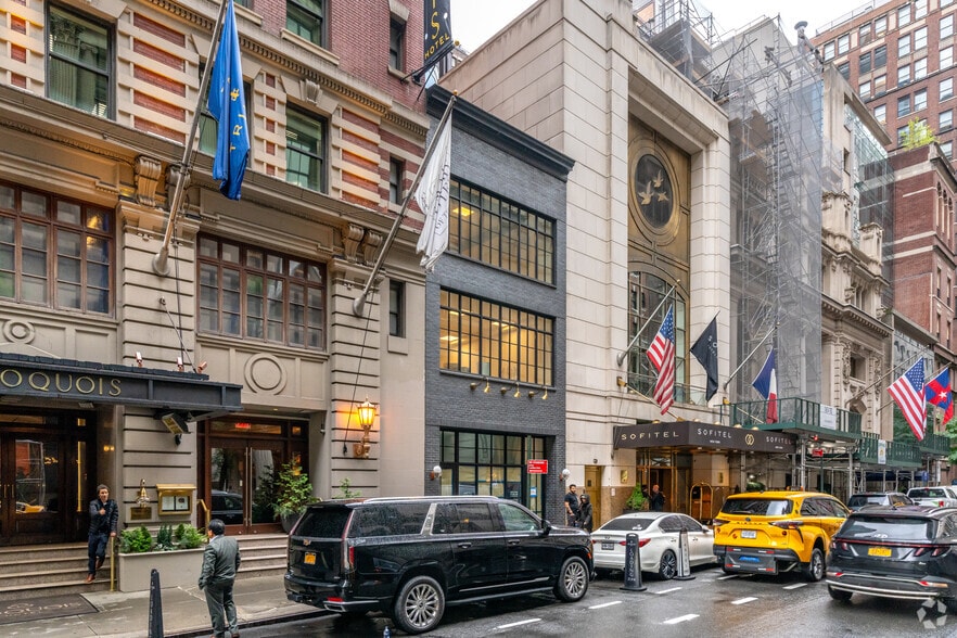 47 W 44th St, New York, NY for lease - Building Photo - Image 2 of 5