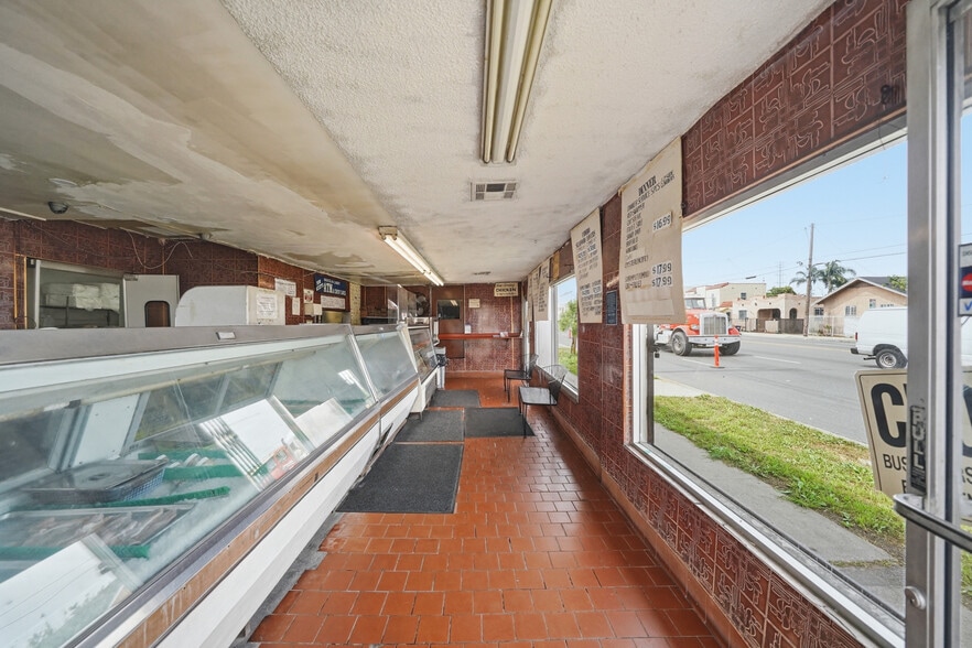 1021-1025 101st St & 1026 W Century Blvd portfolio of 3 properties for sale on LoopNet.ca - Building Photo - Image 3 of 44
