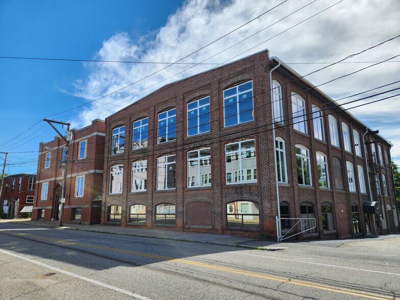 565 N Main St, Woonsocket, RI à louer - Photo du bâtiment - Image 1 de 13