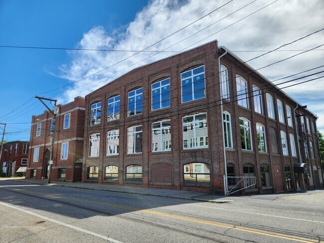 Plus de détails pour 565 N Main St, Woonsocket, RI - Industriel à louer