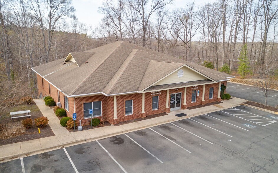 521 Park Hill Dr, Fredericksburg, VA à vendre - Photo du bâtiment - Image 1 de 8