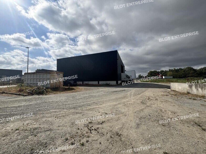Local d'activités dans Puceul à vendre - Photo du bâtiment - Image 2 de 8