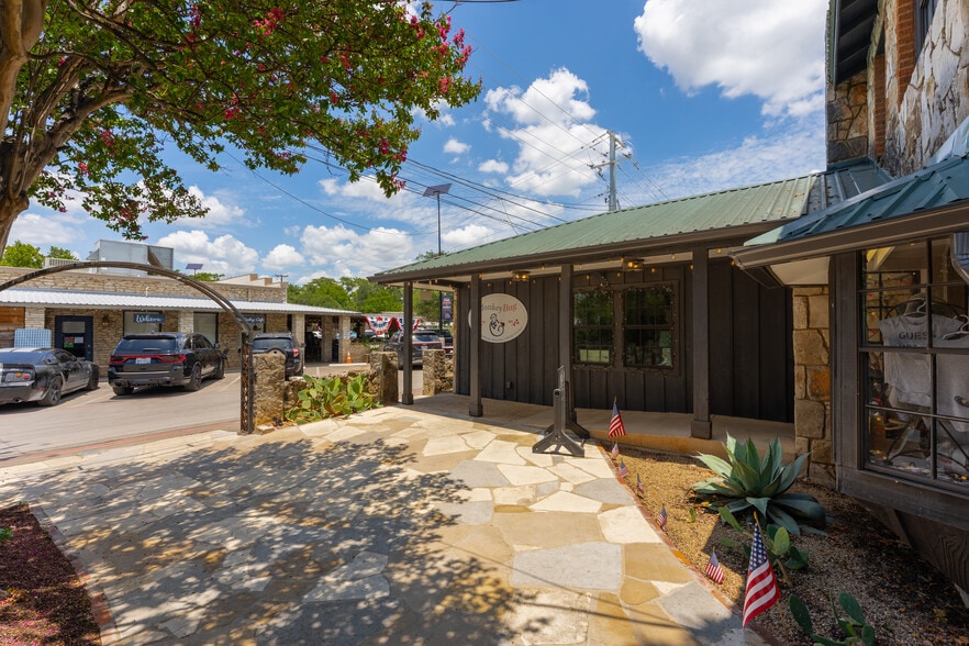 310 Wimberley Sq, Wimberley, TX à vendre - Photo du bâtiment - Image 3 de 32