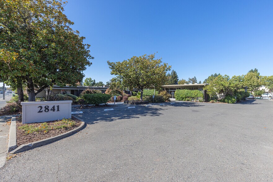 2841 Cleveland Ave, Santa Rosa, CA à vendre - Photo du bâtiment - Image 2 de 19