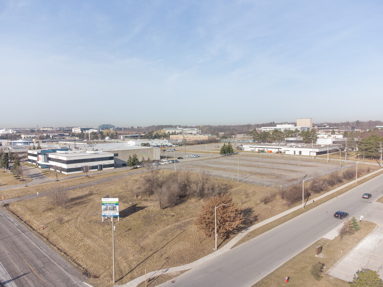 2251 N Sheridan Way, Mississauga, ON à louer - Photo de construction - Image 2 de 5